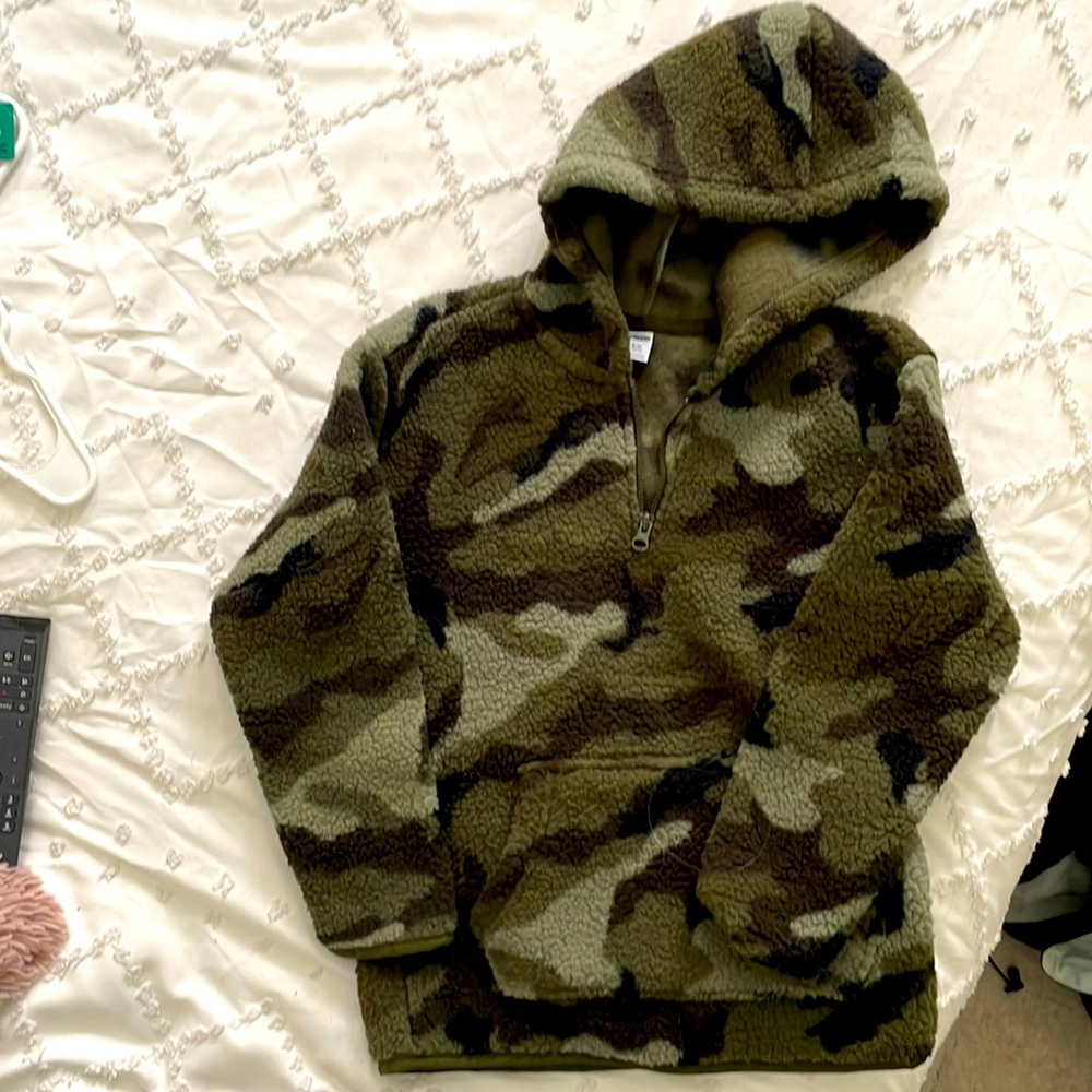 Boys medium size 8 Old Navy fleece quarter zip camo hoodie. Worn one time
